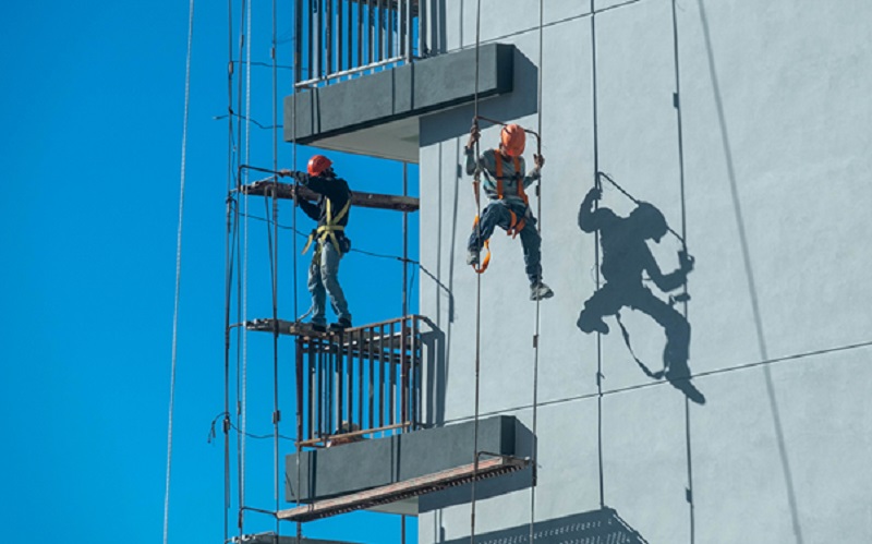Why Self-Retracting Lifelines Are Essential for PPE Compliance